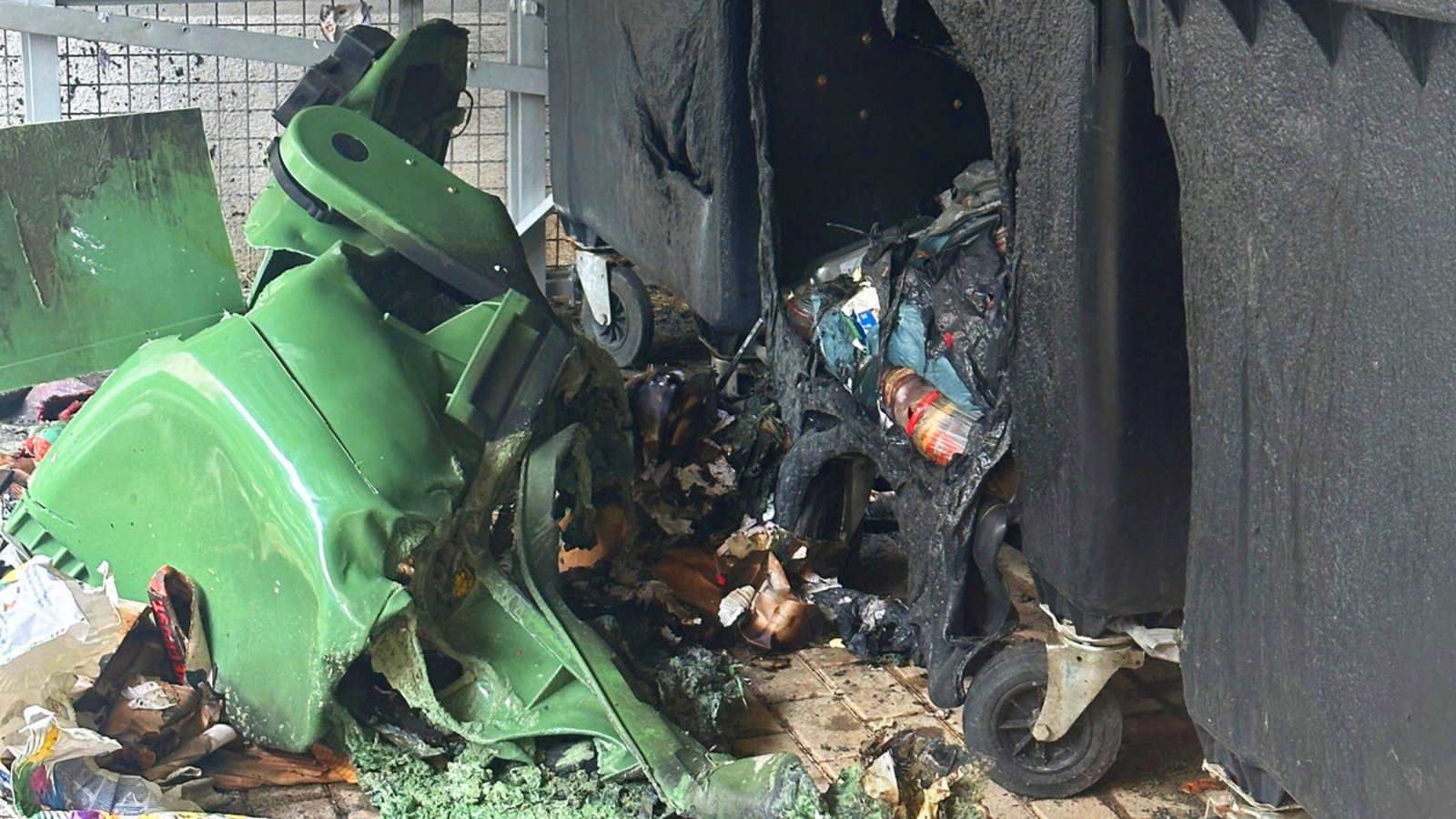 Am frühen Sonntagmorgen stand ein Müllcontainerunterstand in Flammen.Foto: privat