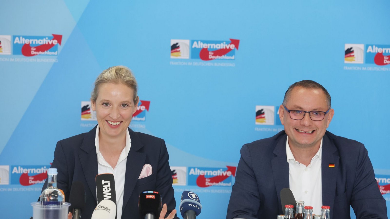 Alice Weidel und Tino Chrupalla: Die beiden AfD-Fraktionschefs können einer Umfrage zufolge für ihre Partei auf Ministerpräsidenten-Posten hoffen.Foto: picture alliance/dpa Alice Weidel und Tino Chrupalla: Die beiden AfD-Fraktionschefs können einer Umfrage zufolge für ihre Partei auf Ministerpräsidenten-Posten hoffen.Foto: picture alliance/dpa