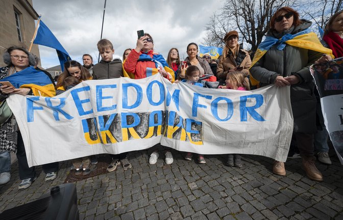 Die einen Demonstranten forderten ungebrochene Solidarität mit der Ukraine . . .Ukraine-Demo in Stuttgart<span class='image-autor'>Foto: Lichtgut/Julian Rettig</span>