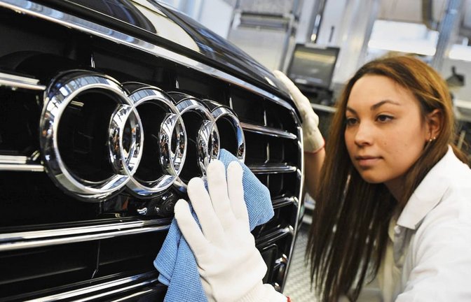 Eine Audi-Mitarbeiterin poliert in Neckarsulm die Audi-Ringe an einer A8-Limousine. Die Zukunft des Werks ist gefärhdet.<span class='image-autor'>imago stock&people</span>