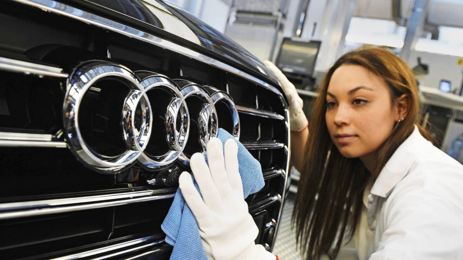 Eine Audi-Mitarbeiterin poliert in Neckarsulm die Audi-Ringe an einer A8-Limousine. Die Zukunft des Werks ist gefärhdet.imago stock&people Eine Audi-Mitarbeiterin poliert in Neckarsulm die Audi-Ringe an einer A8-Limousine. Die Zukunft des Werks ist gefärhdet.imago stock&people