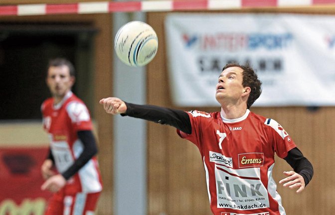 Marco Lochmahr als Zuspieler ist gesetzt. Doch hinter dem Einsatz von Angreifer Michael Krauß (hinten) stehen Fragezeichen. Foto: Küppers