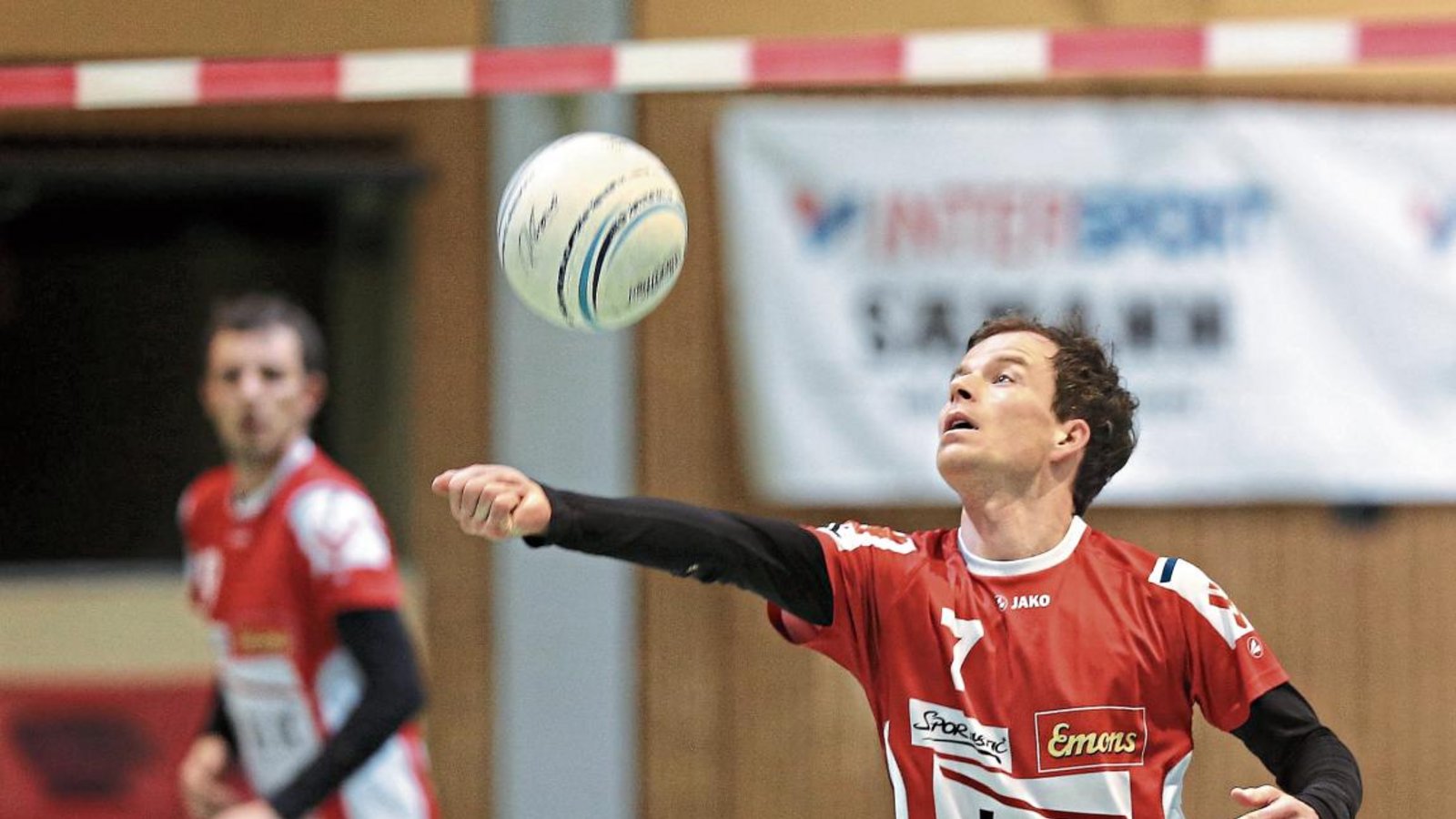 Marco Lochmahr als Zuspieler ist gesetzt. Doch hinter dem Einsatz von Angreifer Michael Krauß (hinten) stehen Fragezeichen. Foto: Küppers Marco Lochmahr als Zuspieler ist gesetzt. Doch hinter dem Einsatz von Angreifer Michael Krauß (hinten) stehen Fragezeichen. Foto: Küppers