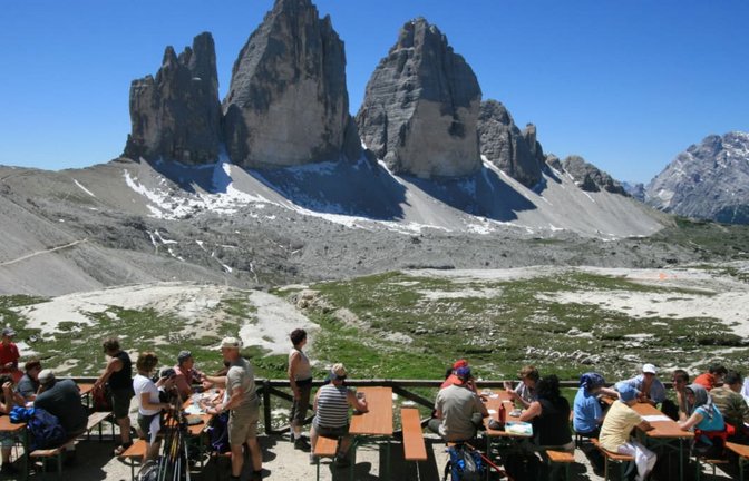 Spektakuläres Bergtrio: Die drei Zinnen in den Dolomiten.<span class='image-autor'>picture alliance / Bernd F. Meier/dpa/tmn</span>