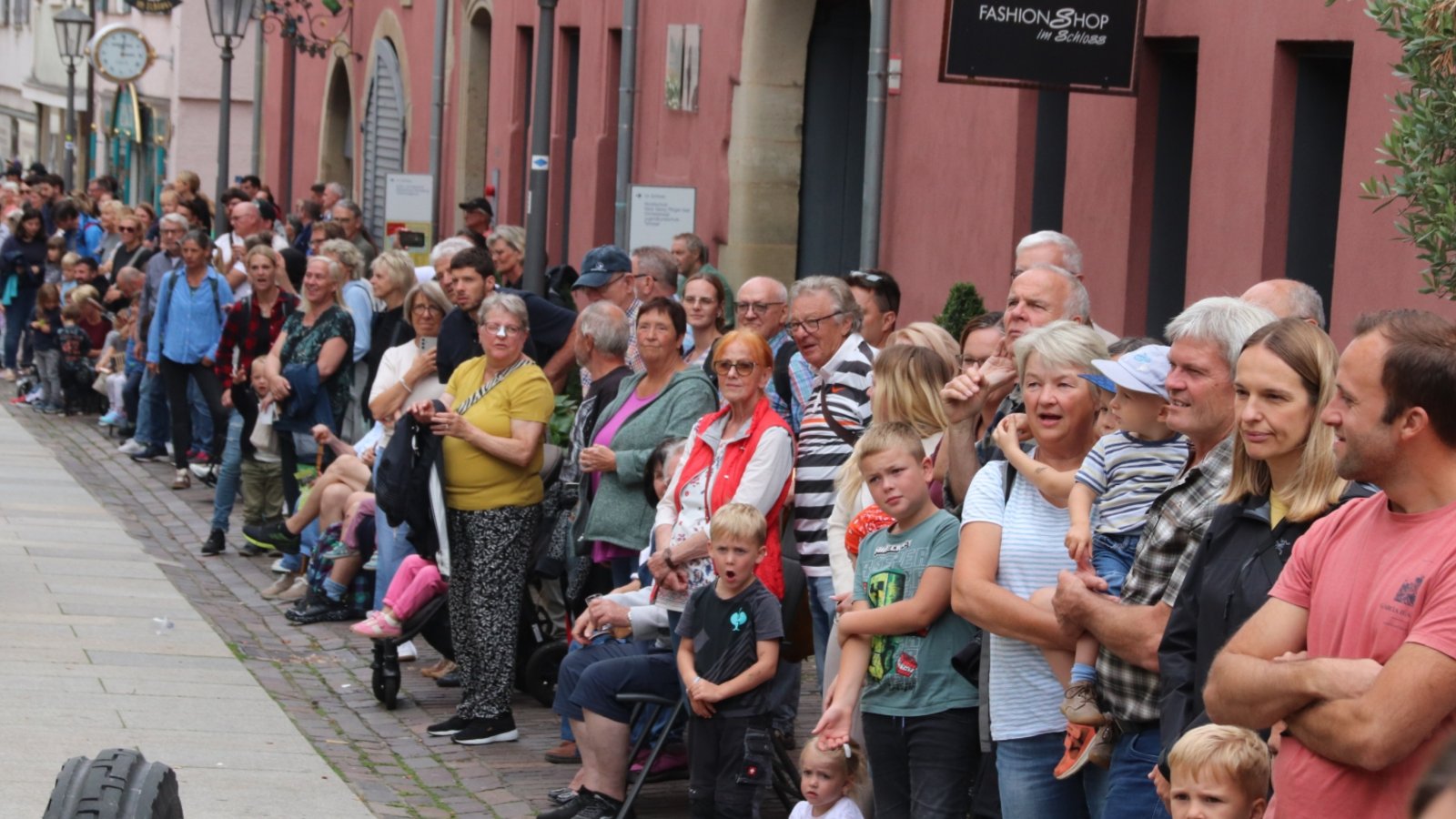 Viele tausend Zuschauer säumen die Festzugsstrecke wie hier in der Hauptstraße.