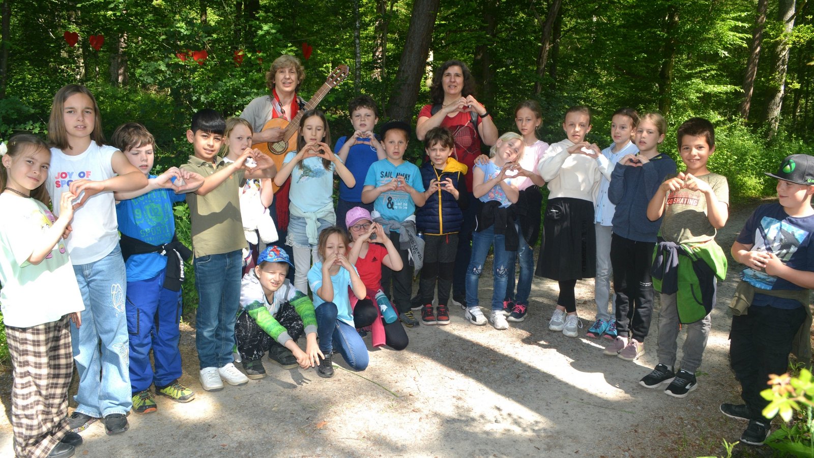 Singen zur Eröffnung: die Illinger Grundschüler mit ihren Lehrerinnen. Fotos: Stahlfeld Singen zur Eröffnung: die Illinger Grundschüler mit ihren Lehrerinnen. Fotos: Stahlfeld