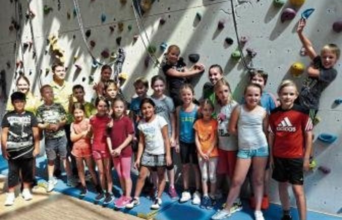 An der Kletterwand haben die Jungs und Mädels ihren Spaß.  Foto: p