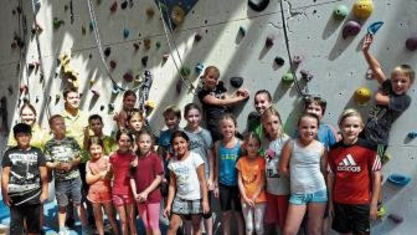 An der Kletterwand haben die Jungs und Mädels ihren Spaß. Foto: p An der Kletterwand haben die Jungs und Mädels ihren Spaß. Foto: p