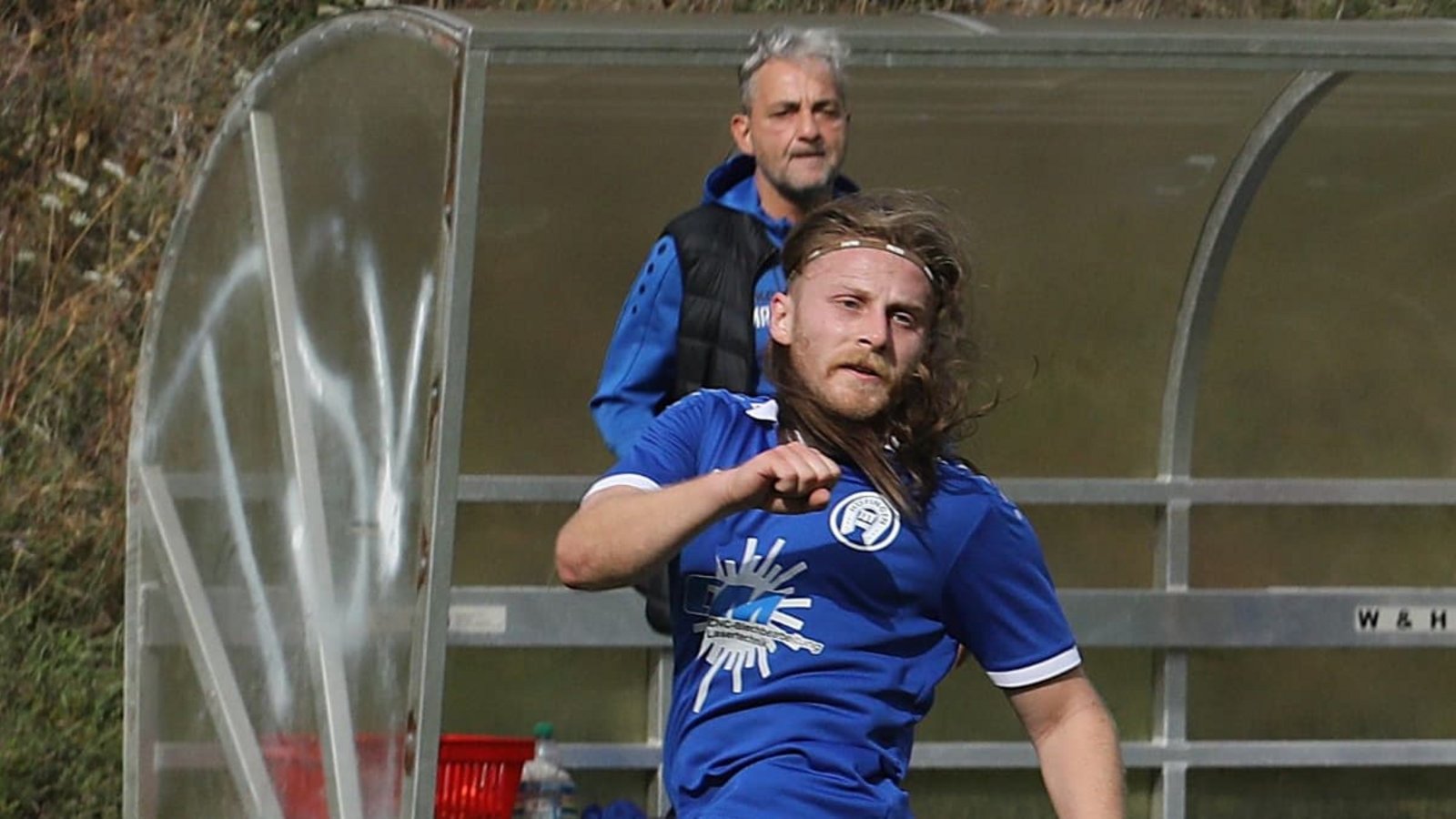 Armin Biemel traf doppelt gegen die Spvgg Warmbronn, Trainer Marco Russo (im Hintergrund) freute sich über den zweiten Saisonsieg.Andreas Gorr