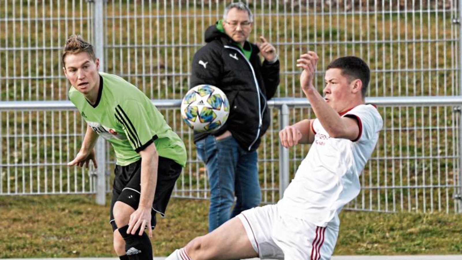 Erst im Sommer 2019 aus der Jugend herausgekommen, aber schon ein absoluter Leistungsträger beim TSV Großglattbach: Außenverteidiger Patrick Beisser (rechts) Foto: Leitner Erst im Sommer 2019 aus der Jugend herausgekommen, aber schon ein absoluter Leistungsträger beim TSV Großglattbach: Außenverteidiger Patrick Beisser (rechts) Foto: Leitner