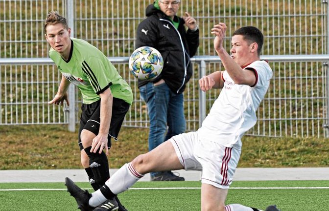Erst im Sommer 2019 aus der Jugend herausgekommen, aber schon ein absoluter Leistungsträger beim TSV Großglattbach: Außenverteidiger Patrick Beisser (rechts) Foto: Leitner