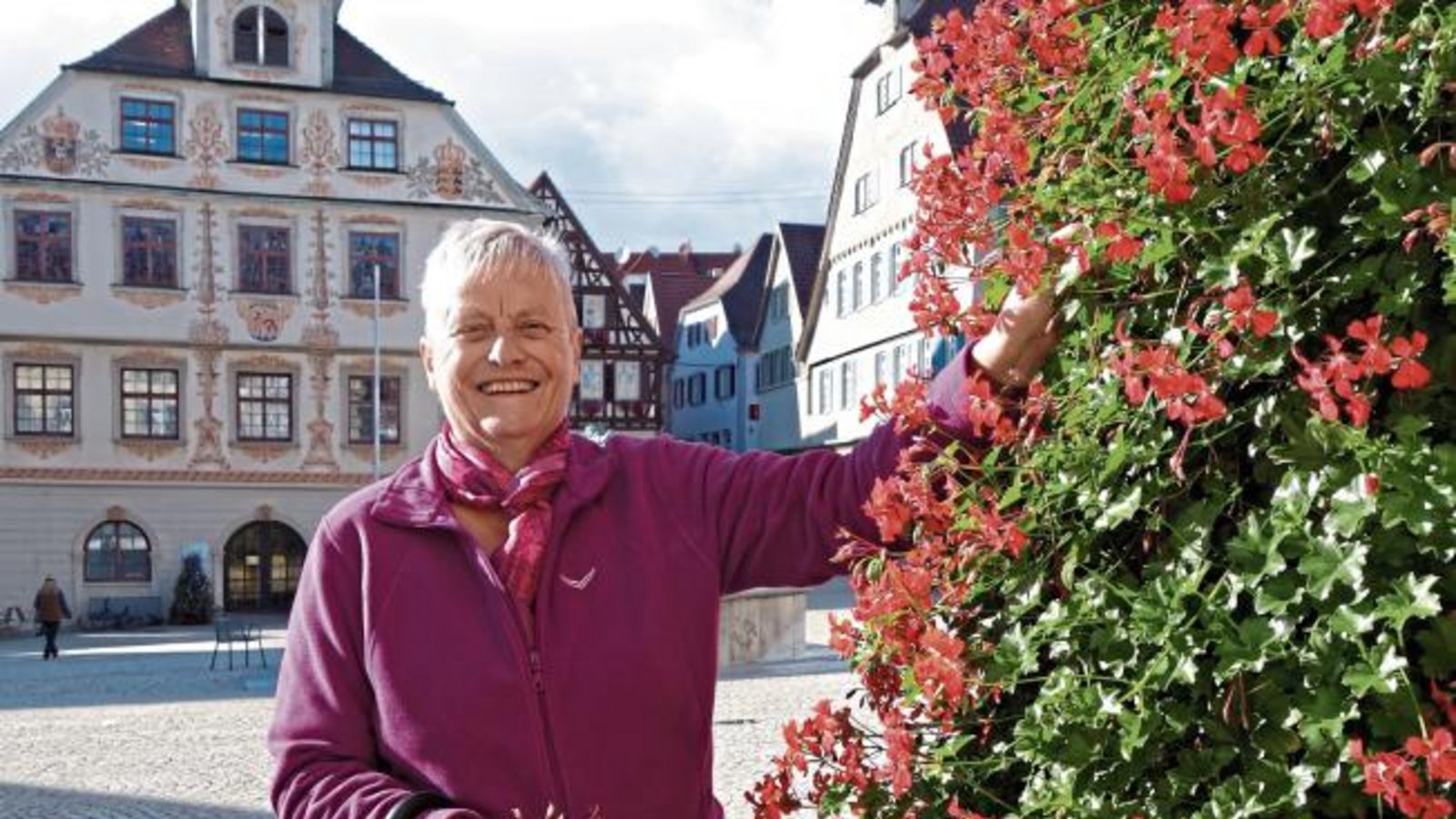 „Das ist meine Lieblingsbeschäftigung am Marktplatz“, sagt die Vaihingerin Karin Käser, die aus freien Stücken die Geranien ausputzt. 20 Minuten dauere das pro Kübel. „Schade, dass es bald wieder vorbei ist“, sagt sie in Anbetracht der Jahreszeit. Foto: Rücker „Das ist meine Lieblingsbeschäftigung am Marktplatz“, sagt die Vaihingerin Karin Käser, die aus freien Stücken die Geranien ausputzt. 20 Minuten dauere das pro Kübel. „Schade, dass es bald wieder vorbei ist“, sagt sie in Anbetracht der Jahreszeit. Foto: Rücker