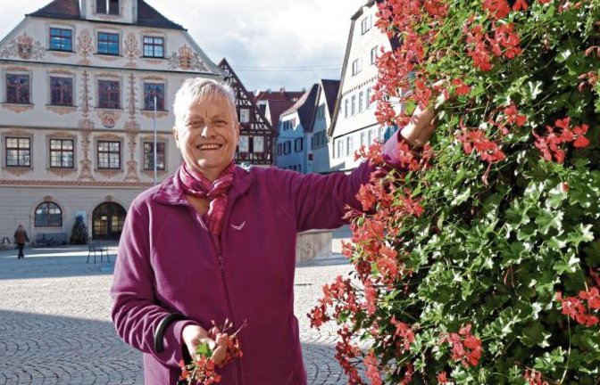 „Das ist meine Lieblingsbeschäftigung am Marktplatz“, sagt die Vaihingerin Karin Käser, die aus freien Stücken die Geranien ausputzt. 20 Minuten dauere das pro Kübel. „Schade, dass es bald wieder vorbei ist“, sagt sie in Anbetracht der Jahreszeit.  Foto: Rücker