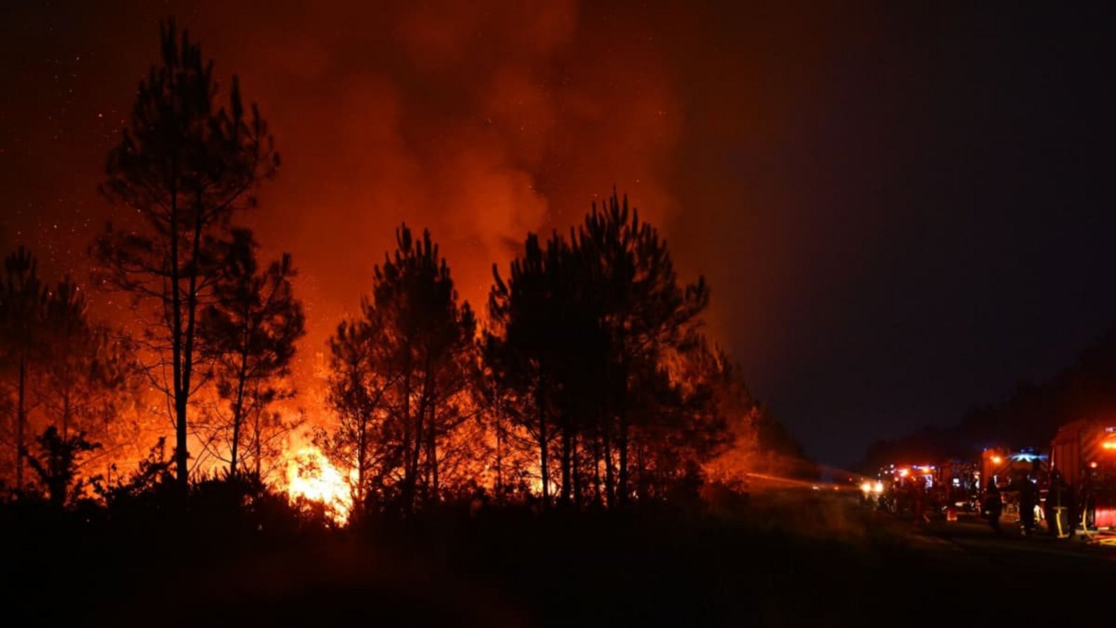 Waldbrände in Frankreich. Im Kampf gegen die verheerenden Brände blicken Einsatzkräfte mit Sorge auf eine neue Hitzewelle (Archivfoto).Emma Da Silva/AP/dpa