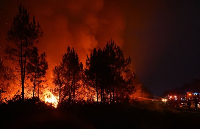 Waldbrände in Frankreich. Im Kampf gegen die verheerenden Brände blicken Einsatzkräfte mit Sorge auf eine neue Hitzewelle (Archivfoto).<span class='image-autor'>Emma Da Silva/AP/dpa</span>