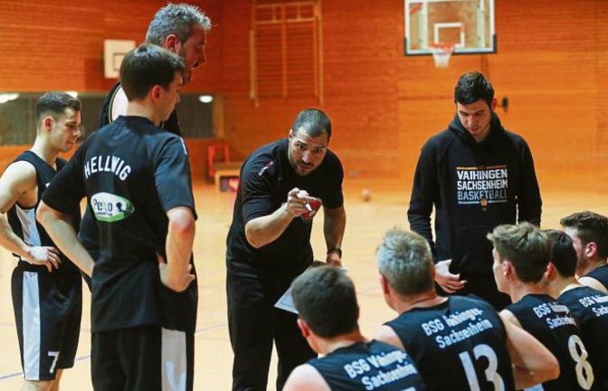 Themis Koupidis schwört die BSG-Mannschaft aufs Spiel gegen Ingelfingen ein. Foto: Küppers