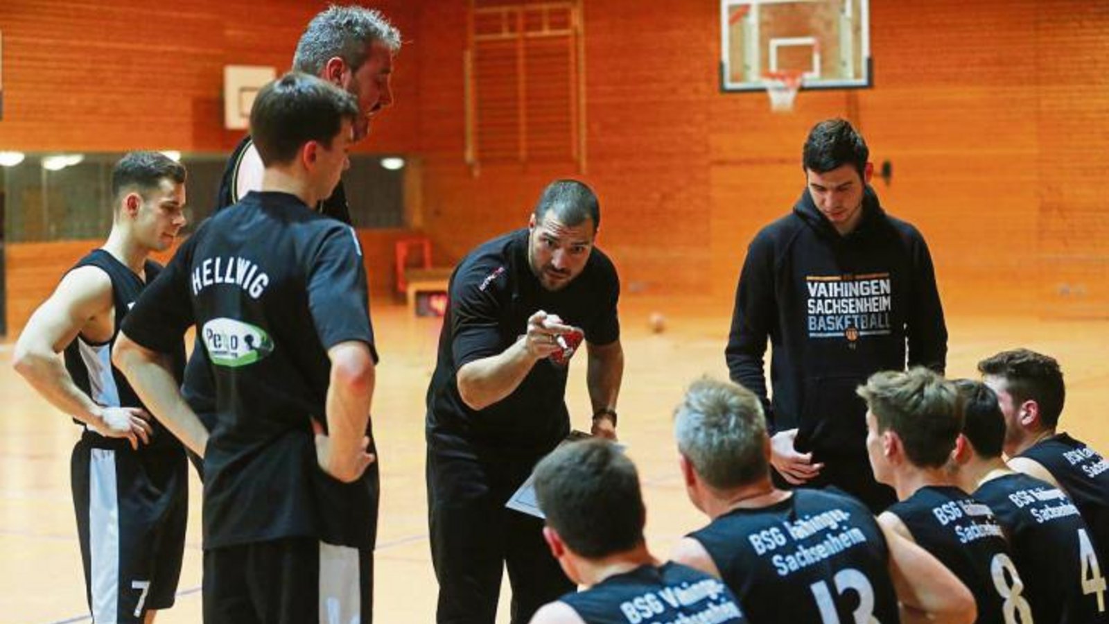 Themis Koupidis schwört die BSG-Mannschaft aufs Spiel gegen Ingelfingen ein. Foto: Küppers Themis Koupidis schwört die BSG-Mannschaft aufs Spiel gegen Ingelfingen ein. Foto: Küppers