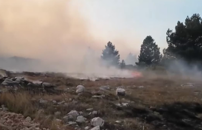 Einheimische und Touristen mussten vor einem heftigen Waldbrand in Kroatien fliehen.<span class='image-autor'>KroneTV/Glomex</span>