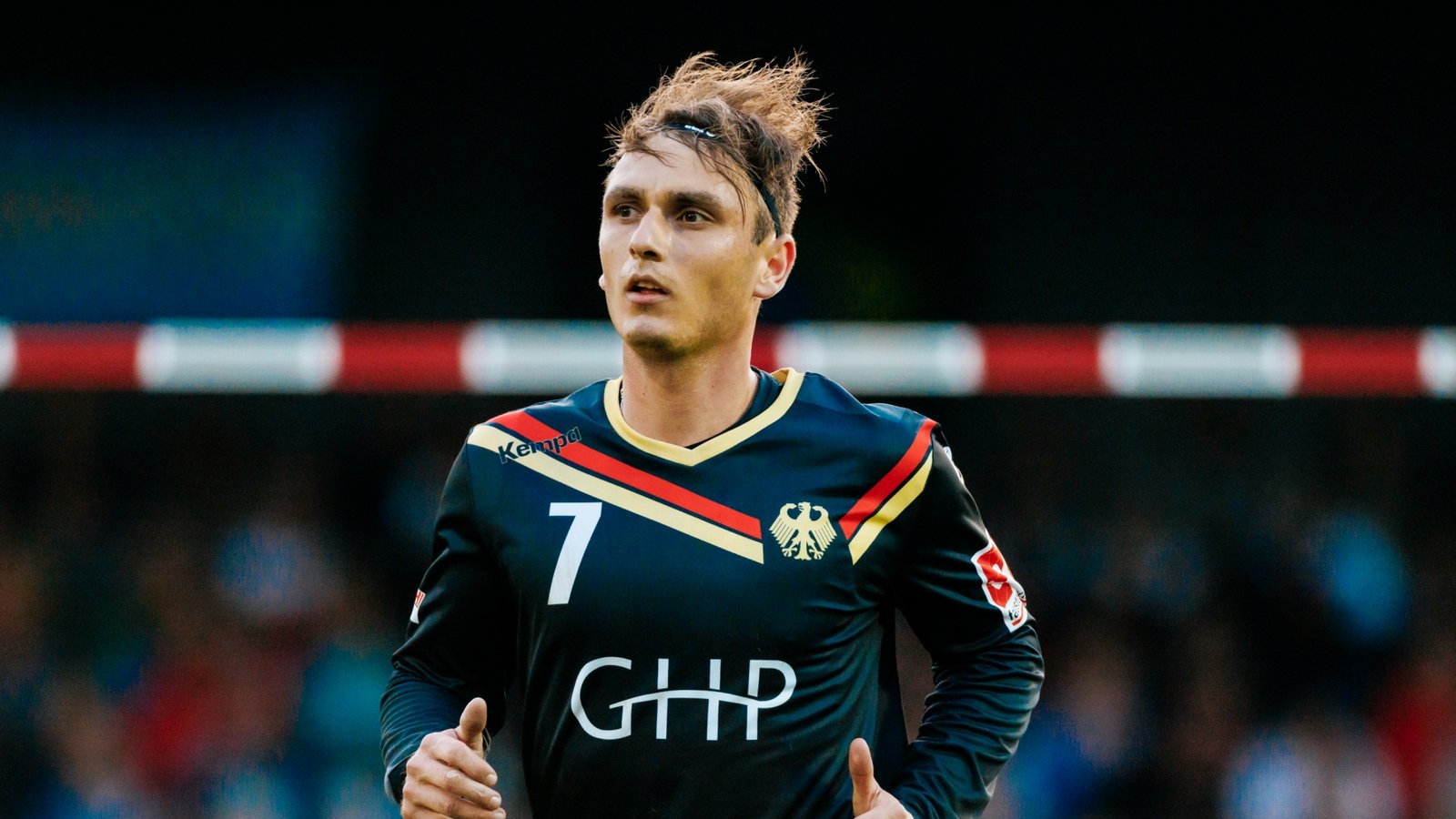 Jaro Jungclaussen erweist sich gegen Chile als fairer Sportsmann. Foto: Faustball Deutschland