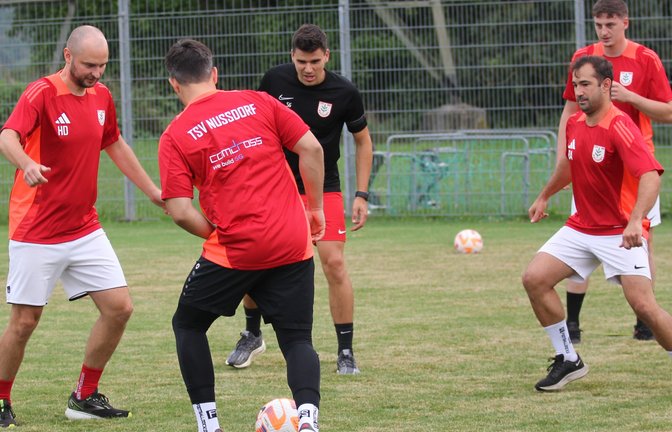 Heiko Dieterle (links) und die Kicker vom TSV Nussdorf wärmen sich mit einem lockeren Spielchen vor dem Training auf. <span class='image-autor'>Foto: Dittrich</span>