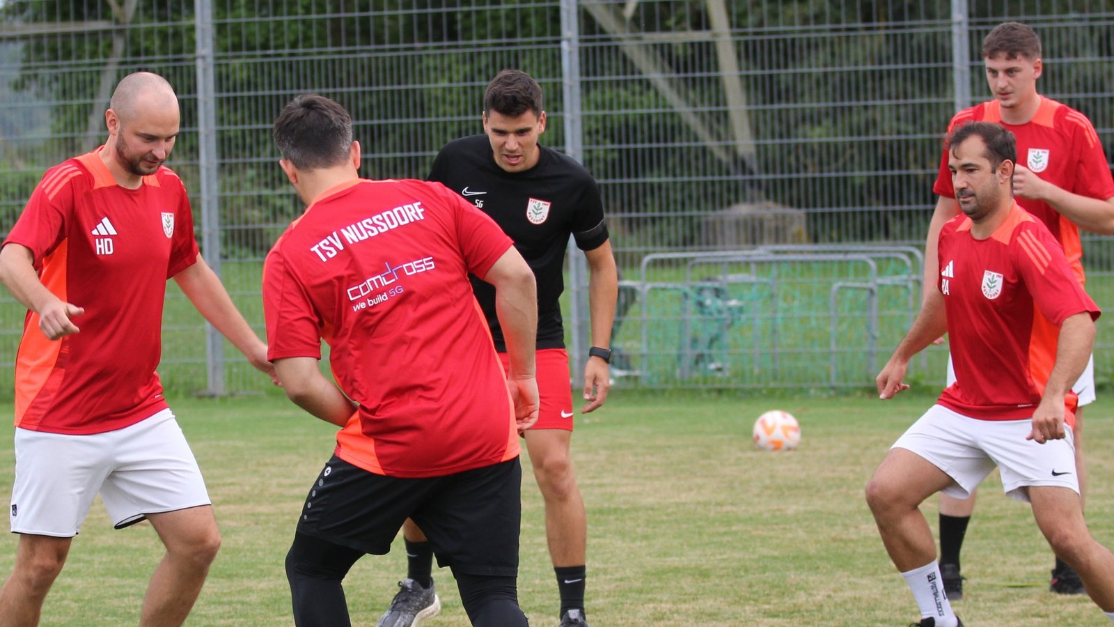 Heiko Dieterle (links) und die Kicker vom TSV Nussdorf wärmen sich mit einem lockeren Spielchen vor dem Training auf. Foto: Dittrich Heiko Dieterle (links) und die Kicker vom TSV Nussdorf wärmen sich mit einem lockeren Spielchen vor dem Training auf. Foto: Dittrich