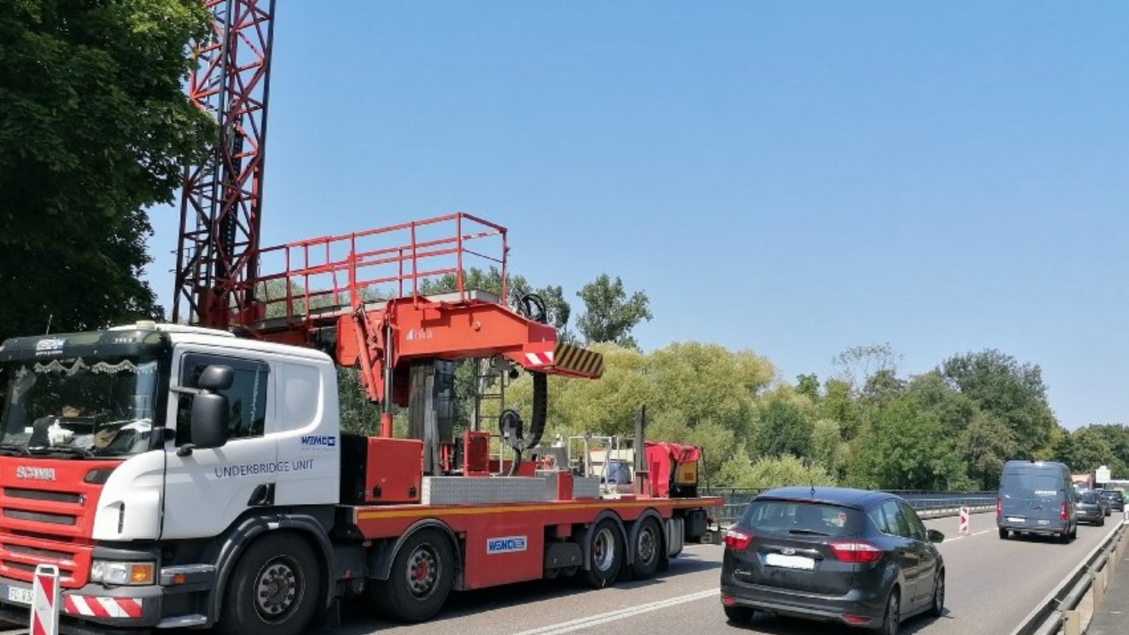 Die B 10-Brücke in Enzweihingen ist gestern überprüft worden. Foto: Banholzer Die B 10-Brücke in Enzweihingen ist gestern überprüft worden. Foto: Banholzer