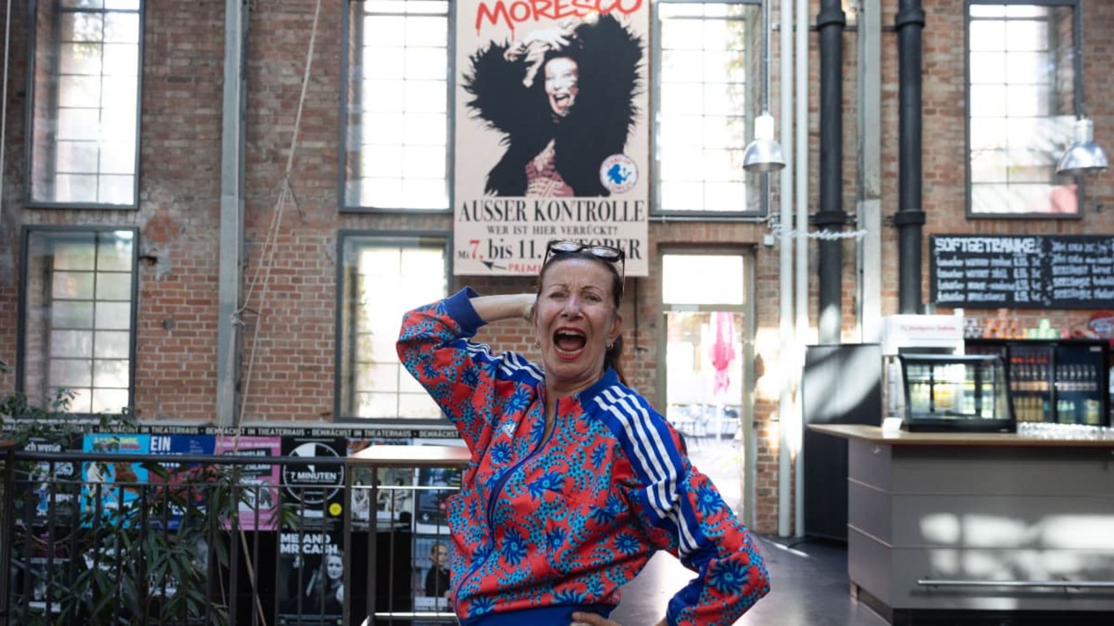 Patrizia Moresco steht im Theaterhaus-Foyer vor dem Plakat, das für ihre neue Show „Außer Kontrolle“ wirbt.Lichtgut/Leif Piechowski Patrizia Moresco steht im Theaterhaus-Foyer vor dem Plakat, das für ihre neue Show „Außer Kontrolle“ wirbt.Lichtgut/Leif Piechowski