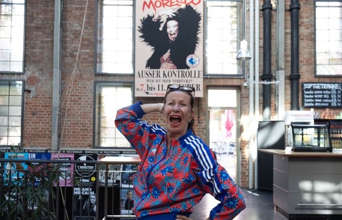 Patrizia Moresco steht im Theaterhaus-Foyer vor dem Plakat, das für ihre neue Show „Außer Kontrolle“ wirbt.<span class='image-autor'>Lichtgut/Leif Piechowski</span>