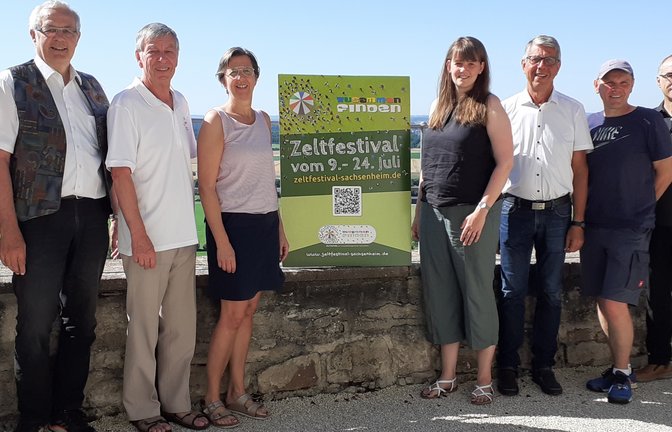 Die Mitglieder des Organisationsteams vom Zeltfestival der Evangelischen Gesamtkirchengemeinde Sachsenheim (von links): Reinhard Baumgärtner, Michael Wanner, Ulrich Hirsch, Esther Baumgärtner, Birte Treiber, Albrecht Hauber, Michael Möck und Zeltkirchenpfarrer Thomas Wingert blicken voller Freude auf die kommenden zwei Wochen.  <span class='image-autor'>Foto: Glemser</span>