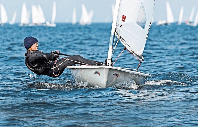 Auch im Ausland mit voller Leidenschaft im Einsatz: Katharina Schoch vom Stuttgarter Segelclub an Ostern bei einer Regatta auf dem Gardasee bei Malcesine.  Foto: privat
