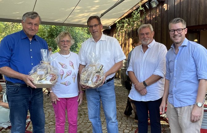 Die Mitglieder des Kreisvorstands, Johannes Baumbast und Odin Bohnenberger (von rechts) sowie Bärbl Maushart, danken Hans-Ulrich Rülke (links) und Erik Schweickert für ihr Engagement im zurückliegenden Wahlkampf.  <span class='image-autor'>Foto: p</span>