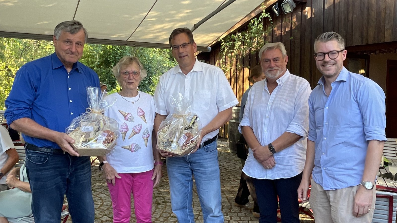 Die Mitglieder des Kreisvorstands, Johannes Baumbast und Odin Bohnenberger (von rechts) sowie Bärbl Maushart, danken Hans-Ulrich Rülke (links) und Erik Schweickert für ihr Engagement im zurückliegenden Wahlkampf. Foto: p Die Mitglieder des Kreisvorstands, Johannes Baumbast und Odin Bohnenberger (von rechts) sowie Bärbl Maushart, danken Hans-Ulrich Rülke (links) und Erik Schweickert für ihr Engagement im zurückliegenden Wahlkampf. Foto: p