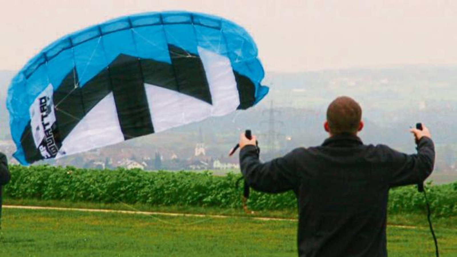 Herbstvergnügen: Windspiele auf dem Vaihinger Segelflugplatz. Foto: Arning