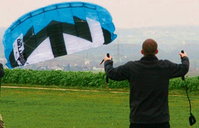 Herbstvergnügen: Windspiele auf dem Vaihinger Segelflugplatz. Foto: Arning