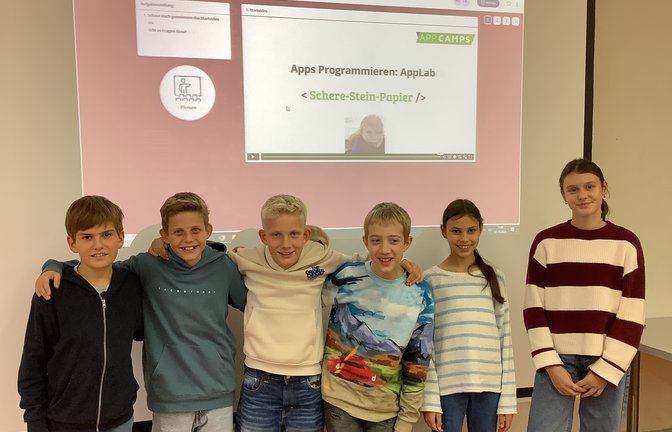 Die Schüler haben beim Programmieren sichtlich viel Spaß.  <span class='image-autor'>Foto: p</span>