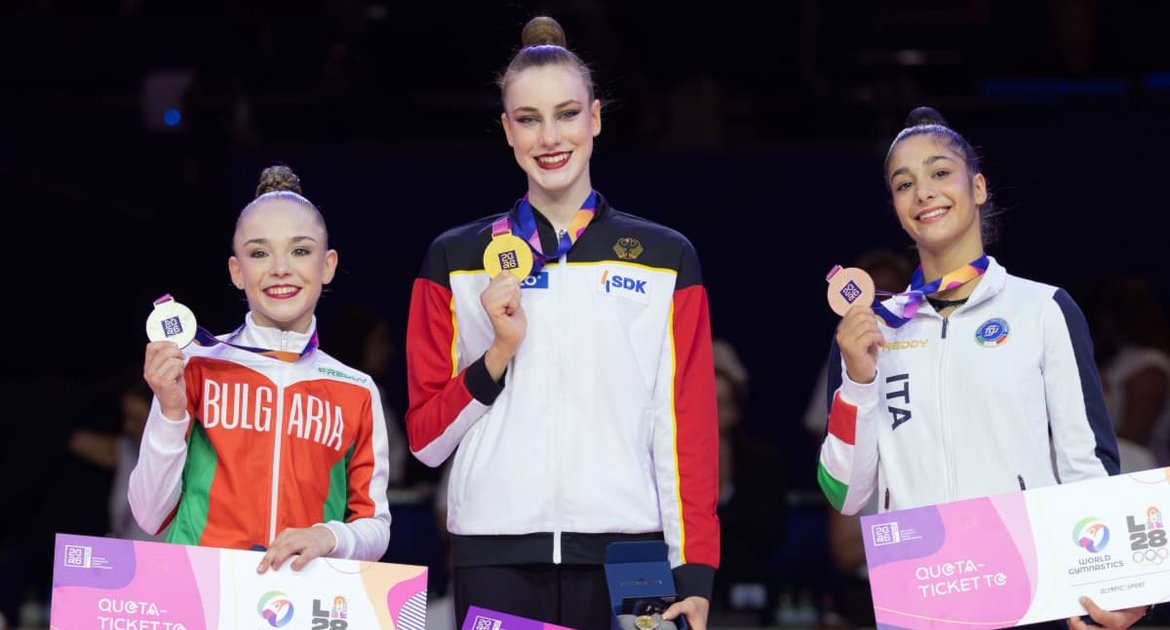 Darja Varfolomeev nach dem Mehrkampf-Sieg bei der WM in der Rhythmischen Sportgymnastik in Frankfurt neben Stiliana Nikolova (li.) und Sofia Raffaeli (re.).