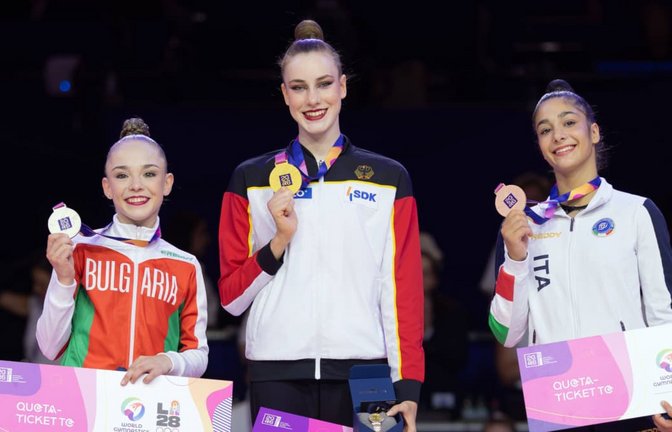 Darja Varfolomeev nach dem Mehrkampf-Sieg bei der WM in der Rhythmischen Sportgymnastik in Frankfurt neben Stiliana Nikolova (li.) und Sofia Raffaeli (re.).<span class='image-autor'>IMAGO/Jürgen Kessler</span>