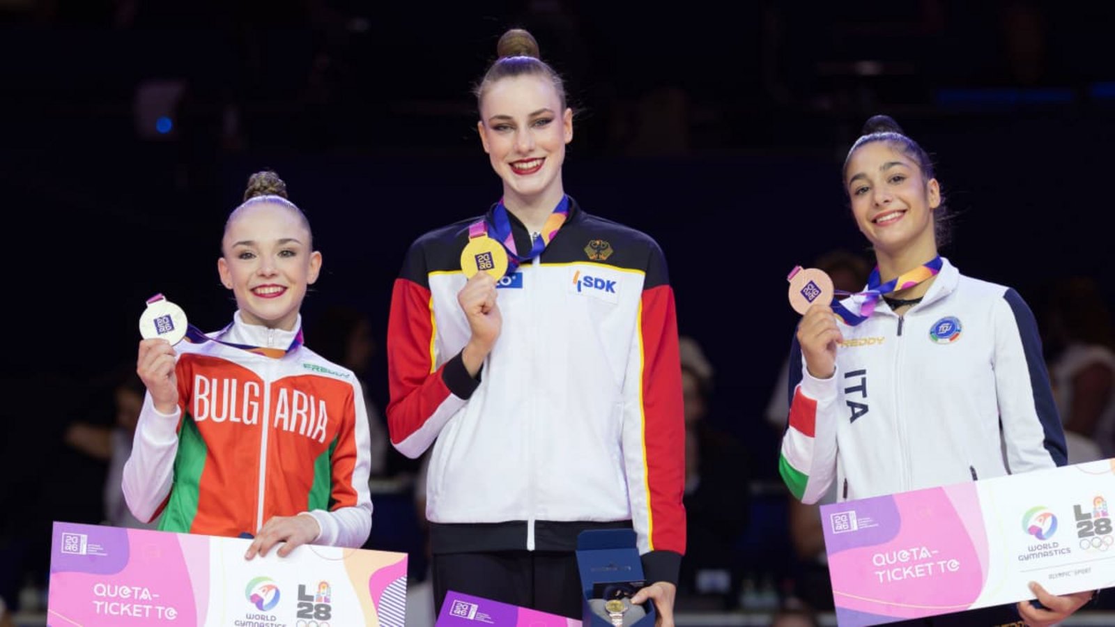 Darja Varfolomeev nach dem Mehrkampf-Sieg bei der WM in der Rhythmischen Sportgymnastik in Frankfurt neben Stiliana Nikolova (li.) und Sofia Raffaeli (re.).IMAGO/Jürgen Kessler Darja Varfolomeev nach dem Mehrkampf-Sieg bei der WM in der Rhythmischen Sportgymnastik in Frankfurt neben Stiliana Nikolova (li.) und Sofia Raffaeli (re.).IMAGO/Jürgen Kessler
