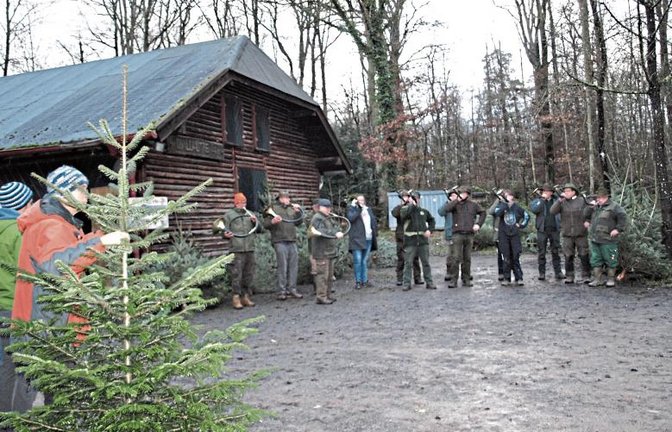 Die Jagdhornbläser Mühlacker erweisen den geschlagenen Bäumen die letzte Ehre.  Foto: Filitz