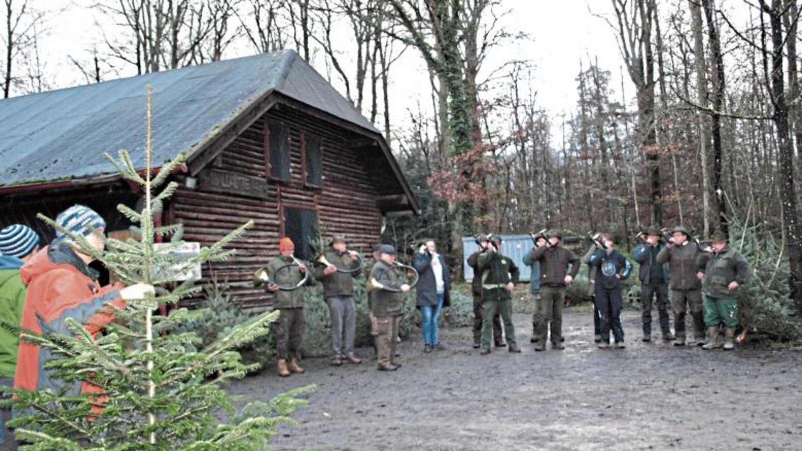 Die Jagdhornbläser Mühlacker erweisen den geschlagenen Bäumen die letzte Ehre. Foto: Filitz Die Jagdhornbläser Mühlacker erweisen den geschlagenen Bäumen die letzte Ehre. Foto: Filitz