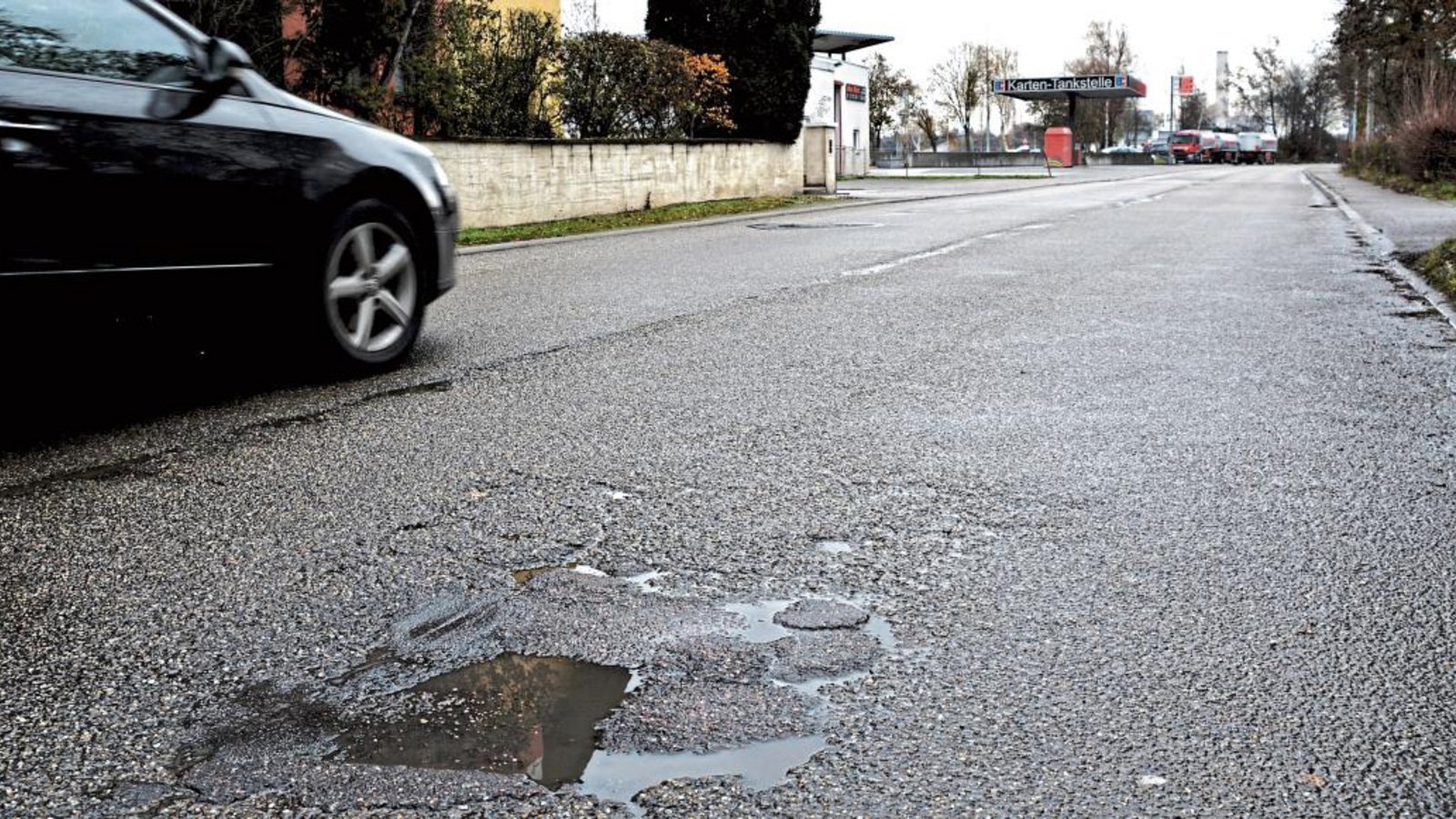 Zu viele Schlaglöcher: Die Wilhelmstraße in Illingen soll für 500 000 Euro saniert werden. Foto: Stahlfeld Zu viele Schlaglöcher: Die Wilhelmstraße in Illingen soll für 500 000 Euro saniert werden. Foto: Stahlfeld