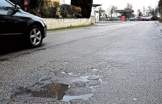 Zu viele Schlaglöcher: Die Wilhelmstraße in Illingen soll für 500 000 Euro saniert werden.  Foto: Stahlfeld