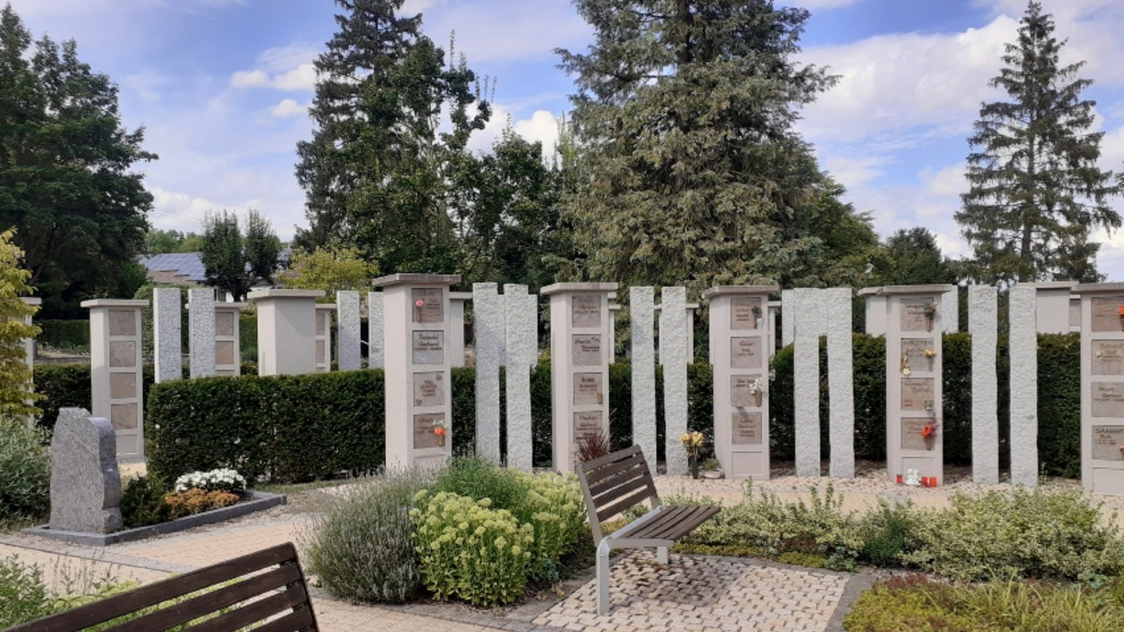 Die neu gestalteten Urnengrabstätten im Innenbereich sollen eventuell ab dem Jahr 2033 auch die Urnenstelen vom Außenbereich des Friedhofs in Oberriexingen aufnehmen.  Foto: mig