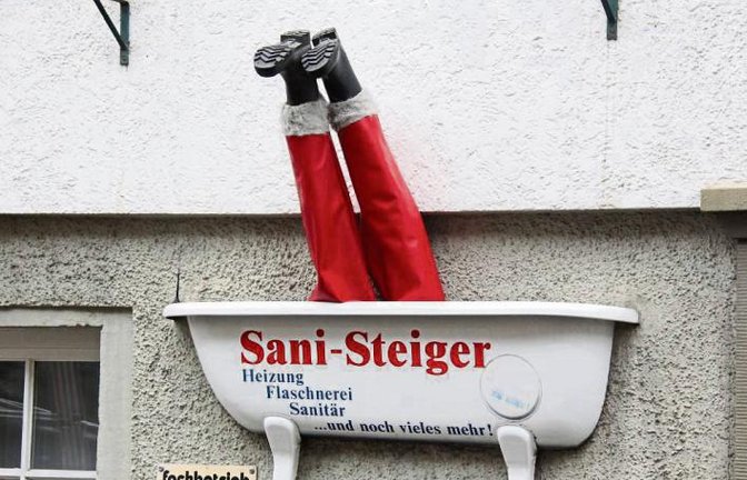 Wie kommt der Weihnachtsmann ins Haus? Richtig, durch den Kamin. Und wie verlässt er die Wohnung wieder? In Roßwag weiß man die Antwort: Durch die Wanne. Endlich ist auch das Geheimnis gelüftet.  Foto: Rostek