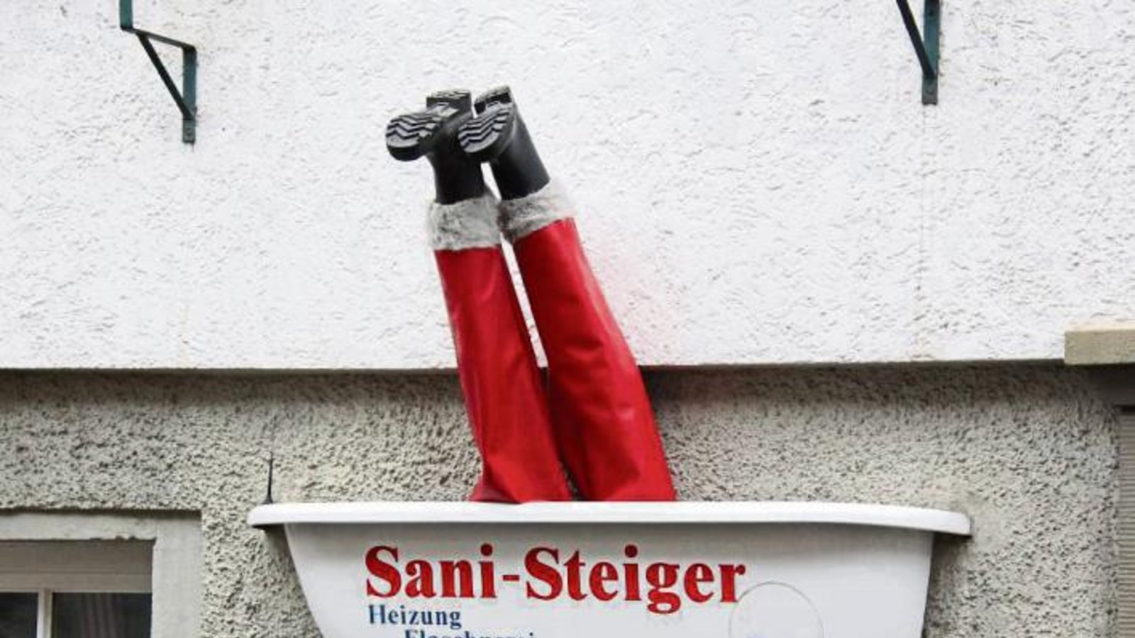 Wie kommt der Weihnachtsmann ins Haus? Richtig, durch den Kamin. Und wie verlässt er die Wohnung wieder? In Roßwag weiß man die Antwort: Durch die Wanne. Endlich ist auch das Geheimnis gelüftet. Foto: Rostek Wie kommt der Weihnachtsmann ins Haus? Richtig, durch den Kamin. Und wie verlässt er die Wohnung wieder? In Roßwag weiß man die Antwort: Durch die Wanne. Endlich ist auch das Geheimnis gelüftet. Foto: Rostek