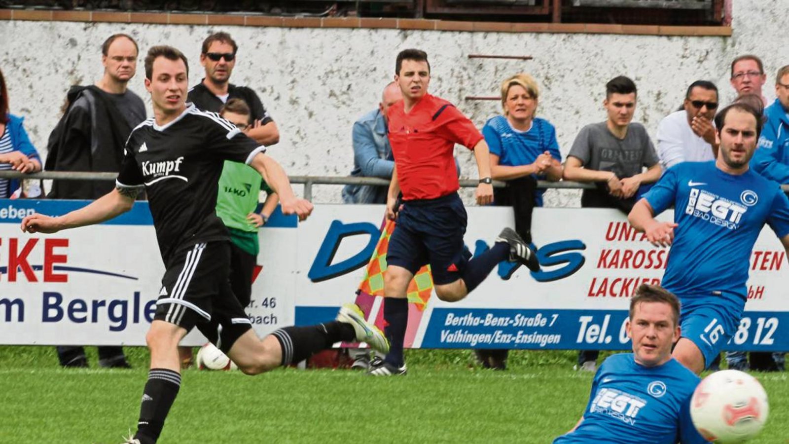 Mike Renier (links) spielt den Pass zum 1:0 durch Danny Decker. Die Bietigheimer Raffael Keroglidis (von rechts) und Holger Dürl können dem Ball nur noch nachschauen. Später netzt Riexingens Flügelstürmer noch dreimal selbst ein. Foto: Nachreiner