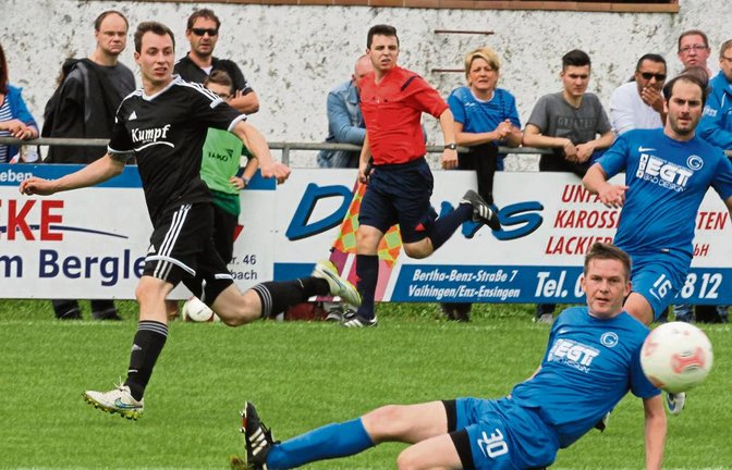 Mike Renier (links) spielt den Pass zum 1:0 durch Danny Decker. Die Bietigheimer Raffael Keroglidis (von rechts) und Holger Dürl können dem Ball nur noch nachschauen. Später netzt Riexingens Flügelstürmer noch dreimal selbst ein. Foto: Nachreiner