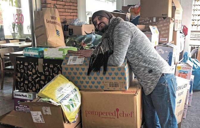 Theofanis Morkotonis im Lager, in dem die Kinderkleidung für den Hilfstransport nach Griechenland gesammelt wird.  Foto: p
