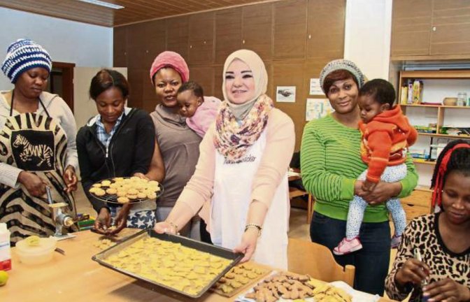 Sechs Frauen aus Flüchtlingsfamilien haben gestern beim Arbeitskreis Asyl in Vaihingen typisch deutsche Weihnachtsplätzchen gebacken. Die Gutsle durften sie anschließend mit nach Hause nehmen und unter Freunden und Familie verteilen.  Foto: Banholzer