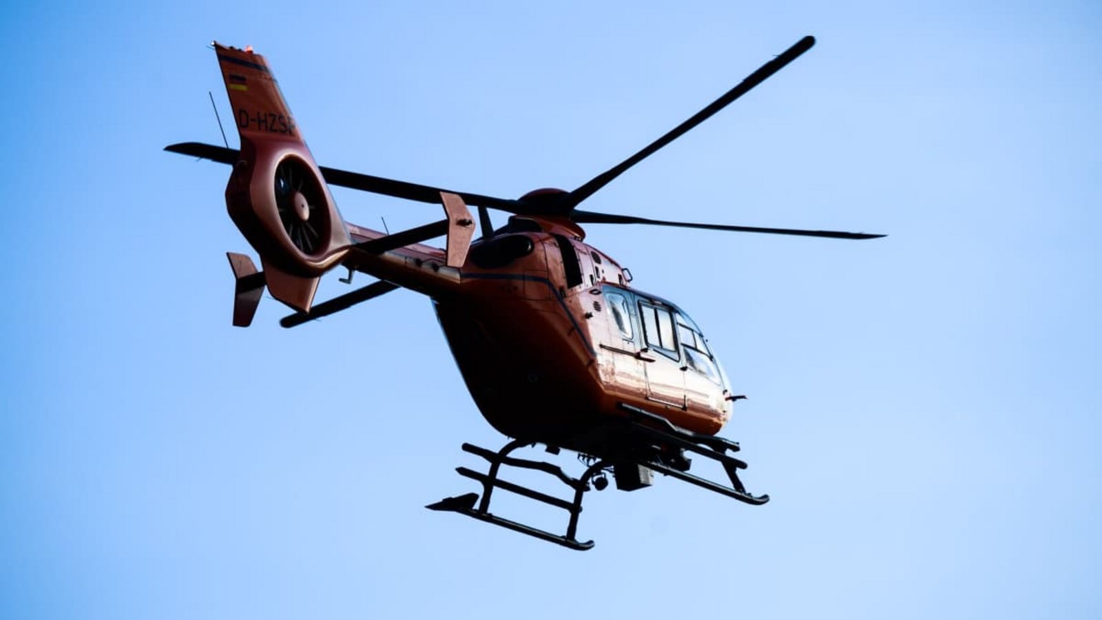Ein Rettungshubschrauber brachte das Kind noch in eine Spezialklinik.Julian Stratenschulte/dpa Ein Rettungshubschrauber brachte das Kind noch in eine Spezialklinik.Julian Stratenschulte/dpa